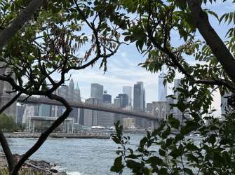 Eine Brücke über einen Fluss mit einer Stadt im Hintergrund