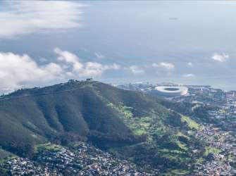 Eine Stadt liegt auf einem Hügel mit Blick auf den Ozean