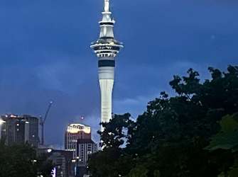 Auckland Skytower bei Nacht 