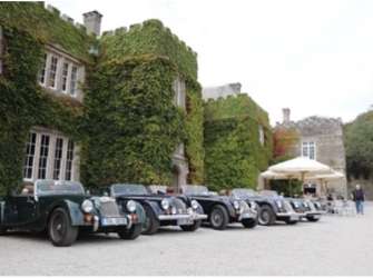 Unsere Fahrzeuge vor dem Prideaux Place, Padstow