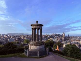 Das Dugald Stewart Monument auf dem Calton Hill bietet einen Panoramablick auf die Stadt Edinburgh.