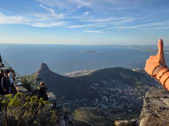 Blick vom Tafelberg in Kapstadt auf den Atlantischen Ozean, Signal Hill und Robben Island bei Tageslicht.