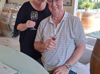 Ein Paar macht eine Weinverkostung im Weingut SpearHead Winery in Kelowna.