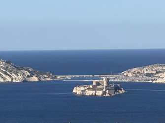 Blick auf das Château d'If vor der Küste von Marseille im blauen Mittelmeer.
