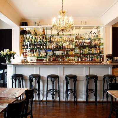 Ein Restaurant mit einer Bar und einem Kronleuchter
