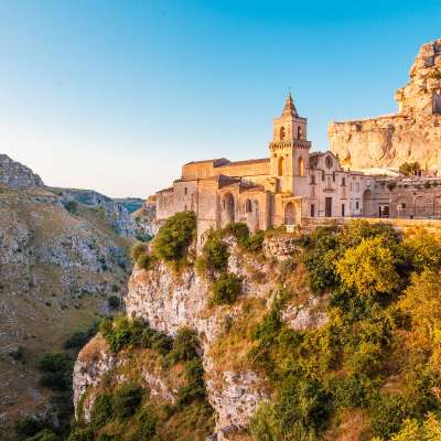Eine Kirche sitzt auf einer Klippe mit Blick auf eine Stadt