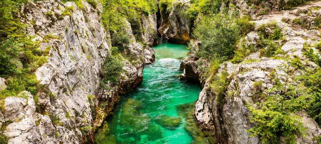Türkisblau: Soca River Ein Fluss, der zwischen zwei Felsen fließt