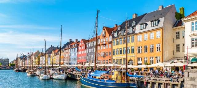 Sommer in der Stadt: Nyhavn Ein blaues Boot mit der Aufschrift ' norwegian ' darauf