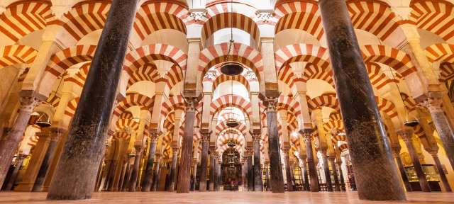 Überwältigend: Mezquita–Catedral von Córdoba Ein sehr langes Gebäude mit vielen Säulen und Gewölben