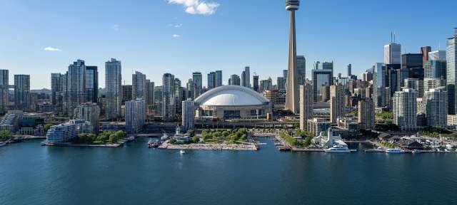 Die skyline von toronto mit dem toronto dome im vordergrund