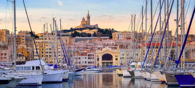 Marseille Eine Reihe von Booten, die in einem Hafen festgemacht sind