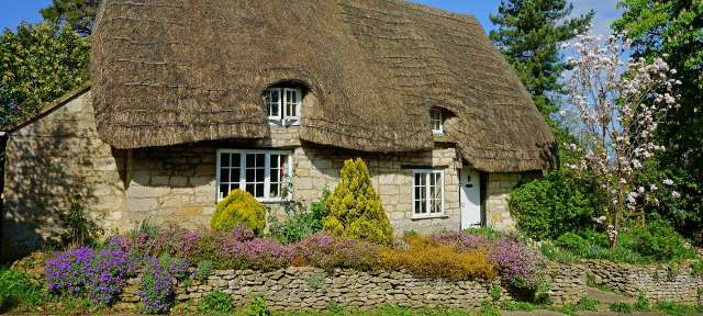 Cotswolds Ein strohdachhäuschen mit einem weißen tür