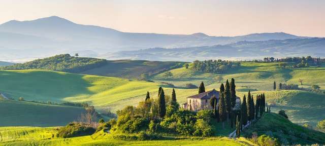 Landschaft in der Toskana Ein Haus sitzt auf einem Hügel inmitten einer grünen Landschaft