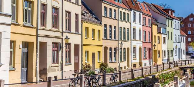 Wismar Eine Reihe von bunten Gebäuden mit Fahrrädern davor