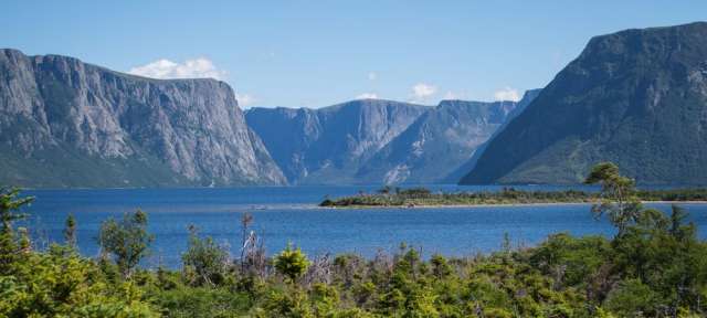 Ein großer See umgeben von Bergen und Bäumen