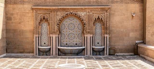 Marokko: Rabat Ein Brunnen in der Mitte eines quadratischen Raumes