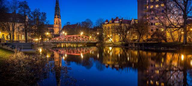 Eine Brücke über einen Fluss mit einer Kirche im Hintergrund