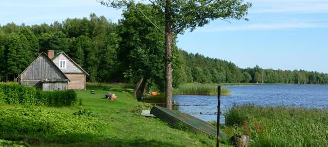 See im Aukstatija Nationalpark – ©H. S. Ein Holzhaus steht am Ufer eines Sees