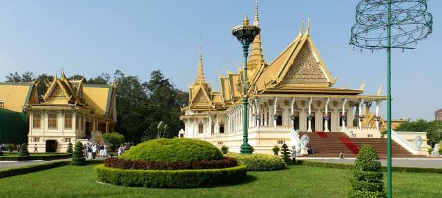 Phnom Penh Königspalast: Reisefoto von – ©Michael Borgert Eine Gruppe von Menschen steht vor einem großen Gebäude