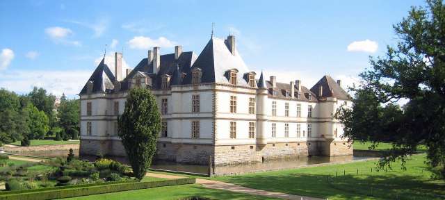 Cormatin, Reisefoto von – ©Birgit S. Ein großes weißes Schloss steht inmitten eines grünen Parks