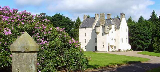 Aberdeenshire: Land der Schlösser Ein großes weißes Gebäude steht inmitten einer grünen Wiese