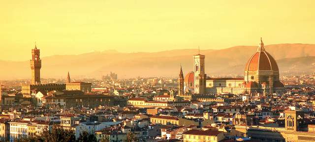Florenz – ©Foto: colourbox.de Eine Stadt mit vielen Gebäuden und einem großen Gebäude in der Mitte