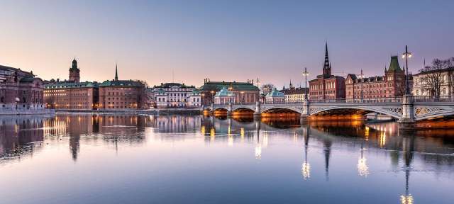 Eine Brücke über einen Fluss mit Gebäuden im Hintergrund