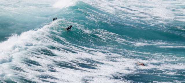 Nationalsport Wellenreiten: Reisefoto von – ©Ingo Janisch Ein Surfer fährt auf einer Welle ins Meer