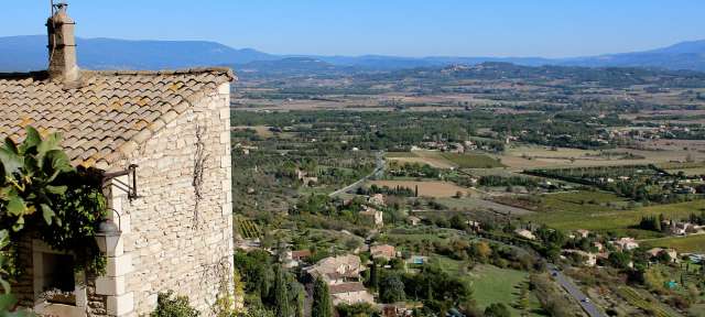 Luberon – ©Umfulana Ein kleines Steingebäude mit einer Antenne auf dem Dach