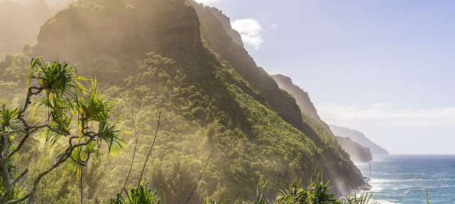 Napali Coast auf Kauai, Hawaii Ein Blick auf die Küste mit einem Berg im Hintergrund