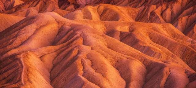 Ort der Extreme: Death Valley Eine Nahaufnahme einer Wüste mit roten Bergen
