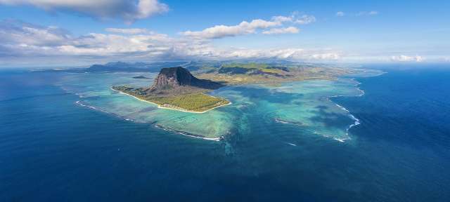 Eine kleine Insel inmitten eines großen Ozeans