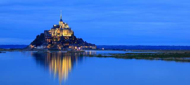 Le Mont-Saint-Michel, Bretagne Eine Burg auf einem Felsen in der Mitte eines Sees
