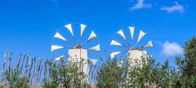 Traditionelle Windmühlen, Kreta Zwei weiße Windmühlen stehen nebeneinander in einem Feld
