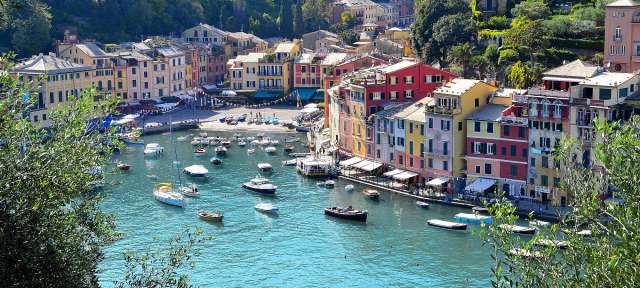 Portofino Eine bunte Stadt mit vielen Booten im Hafen