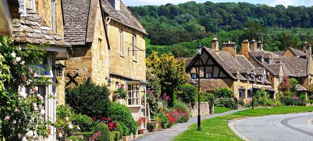 Sanfte Hügel, malerische Dörfer: Cotswolds Eine Reihe von Häusern mit einem Kreuz darauf