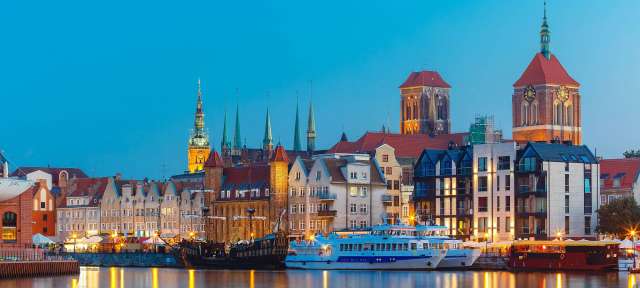 Altstadt von Danzig Eine Stadt mit vielen Gebäuden und einem roten Turm
