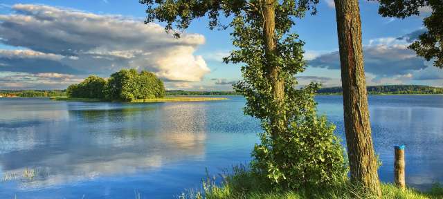Ein See mit einer kleinen Insel in der Mitte