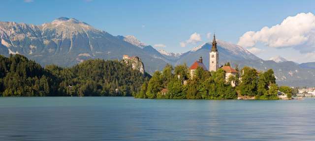 Idyll am Fuß der Julischen Alpen: Bleder See Eine Kirche sitzt auf einer kleinen Insel in einem See