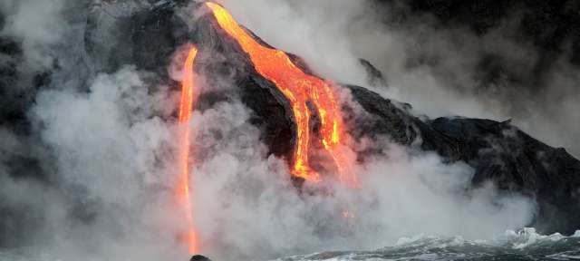 Big Island Volcanoes National Park Lava fließt aus einem Vulkan ins Meer