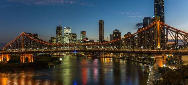 Eine Brücke über einen Fluss mit einer Stadt im Hintergrund