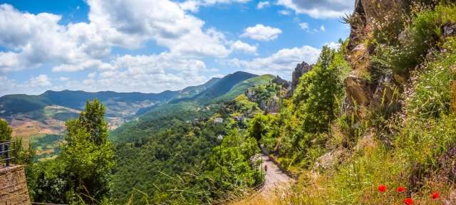 Basilikata: lukanische Dolomiten Ein Mann geht auf einer Straße in den Bergen