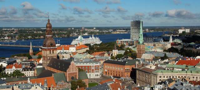 Weltkulturerbe: Altstadt von Riga – ©Barbara Harbecke Eine Stadt mit einem großen Kreuzfahrtschiff im Hintergrund