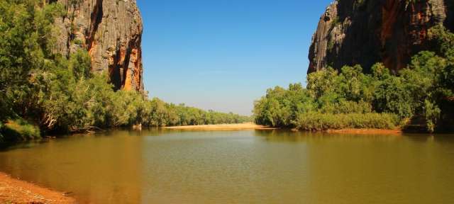 Heißeste Gegend Australiens: Die Kimberley Region Ein Fluss , der zwischen zwei Felswänden fließt