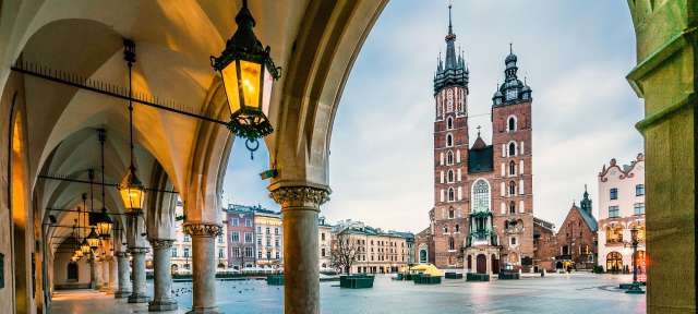 Blick auf die Marienkirche: Krakauer Marktplatz Eine Reihe von Säulen führt zu einem großen Gebäude
