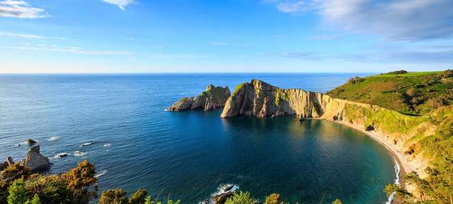 Grün ist die Farbe Asturiens. Ein großer blauer Ozean mit Felsen im Hintergrund