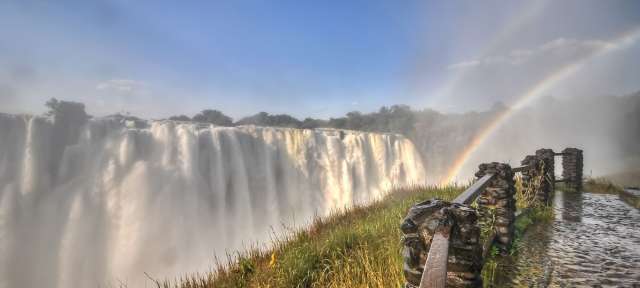Ein Wasserfall mit einem Regenbogen in der Ferne