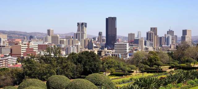 Dynamisches Wachstum: Pretoria in Gauteng Ein Blick auf die Stadt von einem Park aus
