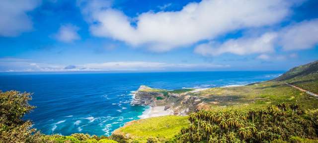 Zwischen den Ozeanen: Western Cape Ein Blick auf den Ozean von einer Klippe