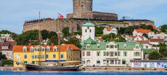 Eine Stadt mit einem großen Schloss im Hintergrund